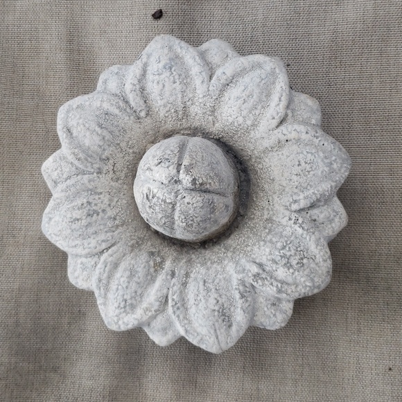 Outside decor - Picture 2 of 3